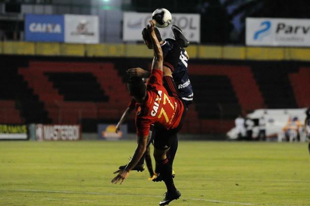 Com triunfo por 1 a 0, na Ilha do Retiro, time rubro-negro joga por um empate para chegar à decisão. Sertanejos precisam de vitória por dois gols