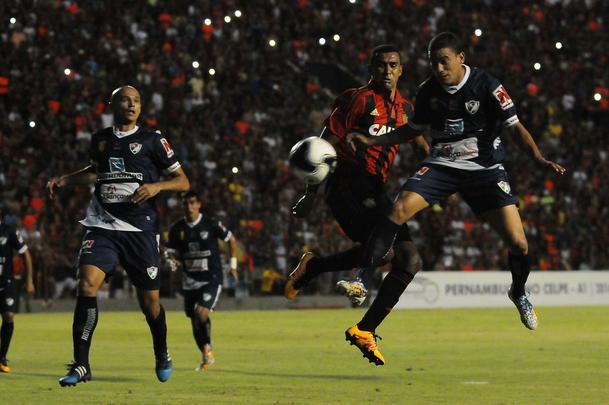 Com triunfo por 1 a 0, na Ilha do Retiro, time rubro-negro joga por um empate para chegar à decisão. Sertanejos precisam de vitória por dois gols