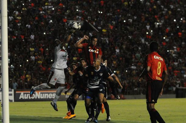Com triunfo por 1 a 0, na Ilha do Retiro, time rubro-negro joga por um empate para chegar à decisão. Sertanejos precisam de vitória por dois gols