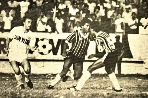 Camisa com listras verticais da Adidas para o Santa Cruz em 1984