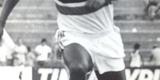 Zé do Carmo veste a camisa do Santa Cruz para a temporada de 1986 da Adidas