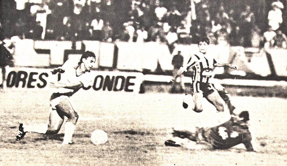 Em 1989, Santa Cruz em ao contra o Nutico pelo Campeonato Pernambucano com a camisa tricolor em listras verticais feita pela Adidas