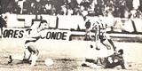 Em 1989, Santa Cruz em ação contra o Náutico pelo Campeonato Pernambucano com a camisa tricolor em listras verticais feita pela Adidas