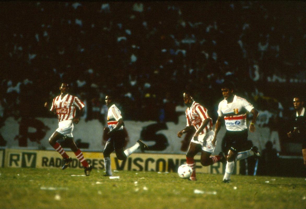 Na final do Pernambucano de 1993, Santa Cruz veste a camisa da CCS diante do Nutico. Equipe coral conquistou o ttulo da competio