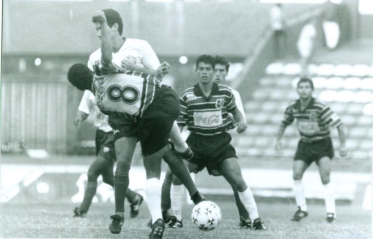 Santa Cruz em ao na Copa do Nordeste de 1994 diante do Bahia, em jogo disputado em Alagoas. Na partida perdida por 2 a 1 equipe veste padro tricolor da CCS, no ltimo ano da parceria