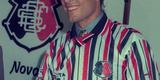 Paulinho Mclaren veste a camisa tricolor em listras verticais fornecida pela Finta, em 1999