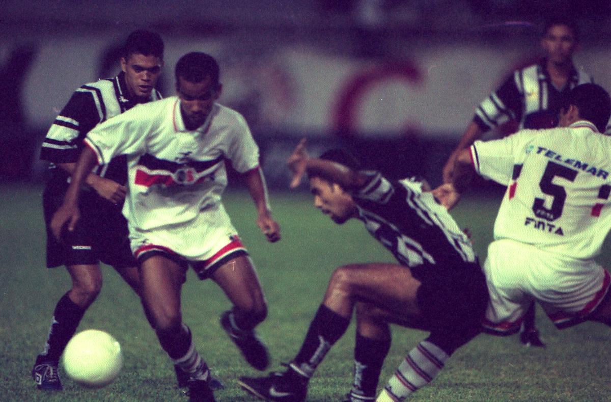 Na Copa do Nordeste de 2000, em vitria por 2 a 0 sobre o Treze-PB, o Santa Cruz exibe o padro da Finta para a temporada