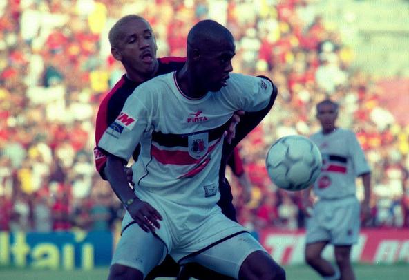 Grafite com o uniforme da Finta em partida contra o Sport, no Campeonato Brasileiro de 2001