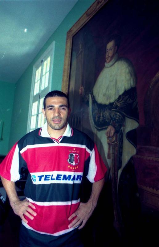 Destaque coral em 2001, Luizinho Vieira veste camisa do Santa Cruz feita pela Finta em matria especial para o Diario de Pernambuco