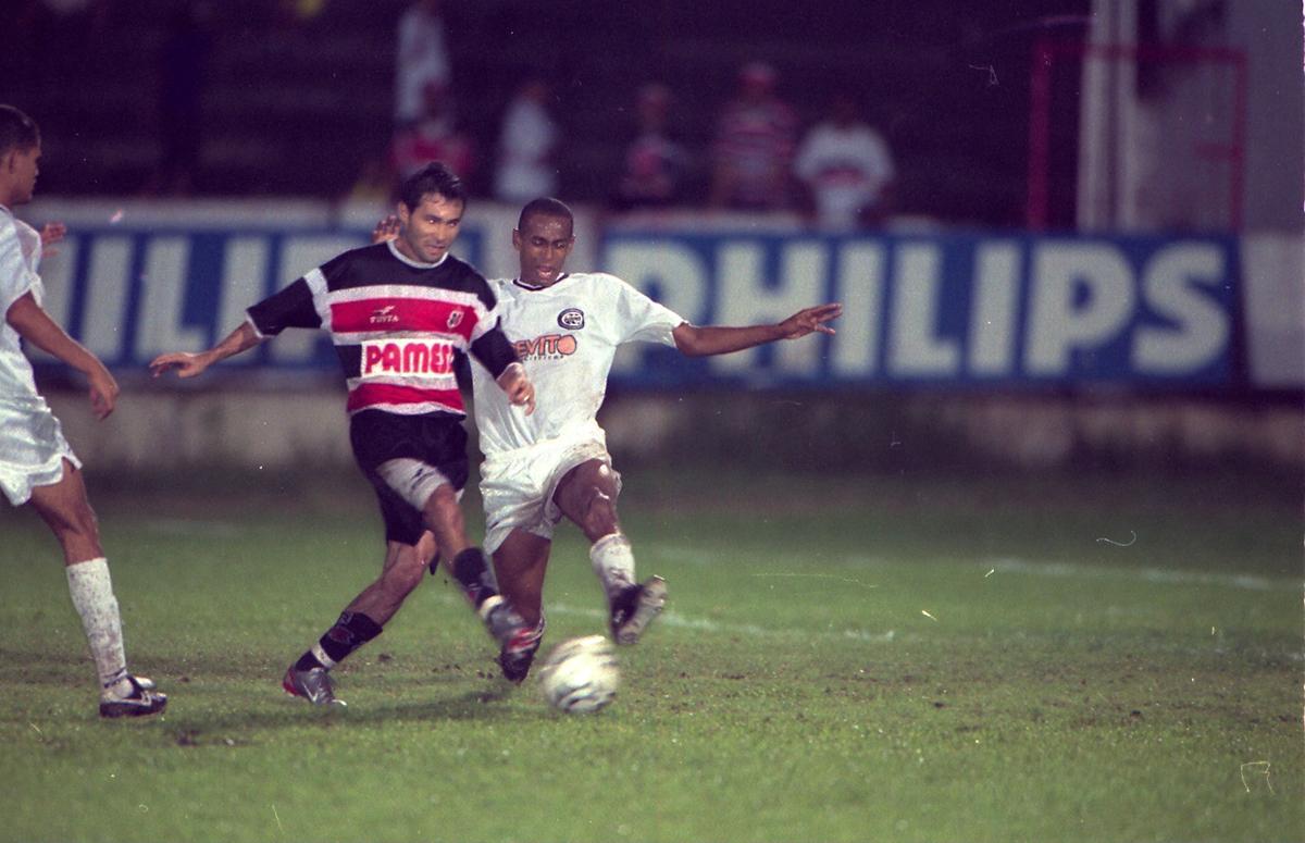 Atacante Jnior Amorim com a camisa do Santa Cruz para a temporada de 2002. Parceria com a Finta segue 