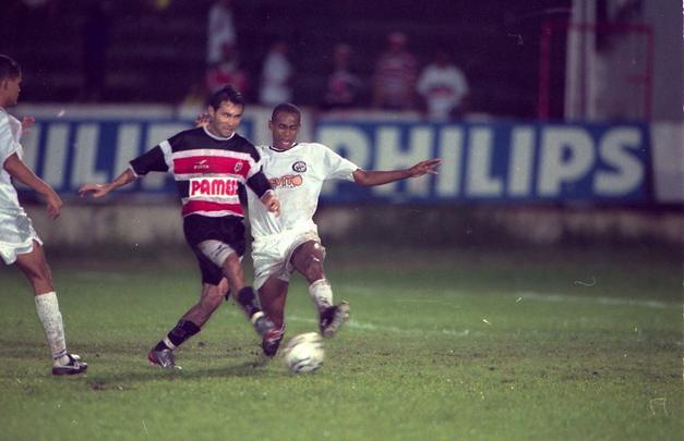 Atacante Júnior Amorim com a camisa do Santa Cruz para a temporada de 2002. Parceria com a Finta segue