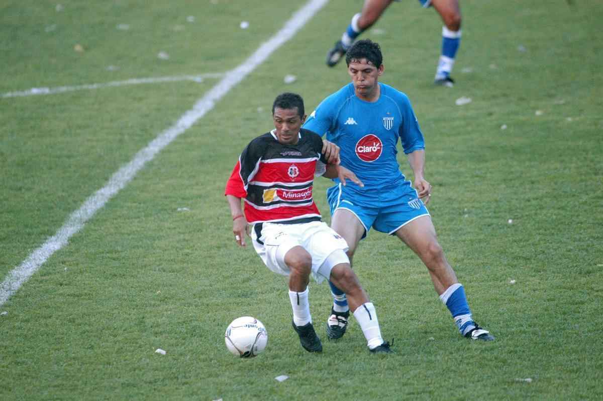 Em 2005, a Finta seguiu no Santa Cruz e trouxe novos uniformes para o Campeonato Brasileiro da Série B. Na foto, atacante Leonardo em ação contra o Avaí