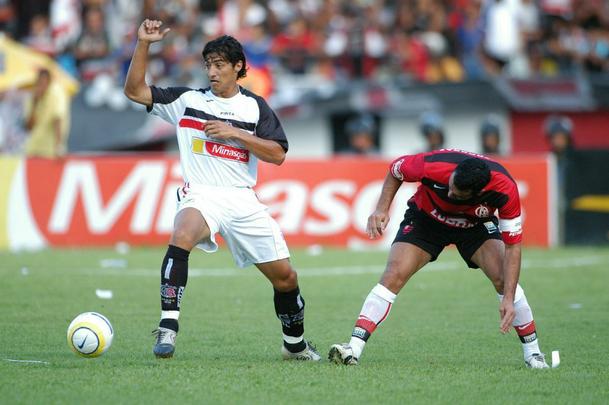 Adriano, hoje auxiliar técnico do Santa Cruz, vestge outro uniforme do Santa Cruz feito pela Finta para a temporada 2005