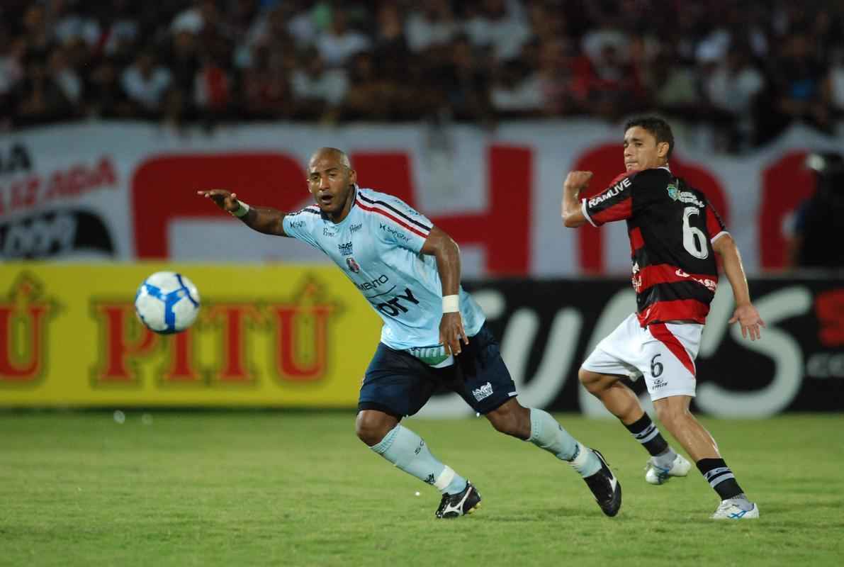 Em 2010, o Santa Cruz contou com a camisa azul criada pela Penalty em homenagem ao ttulo Fita Azul