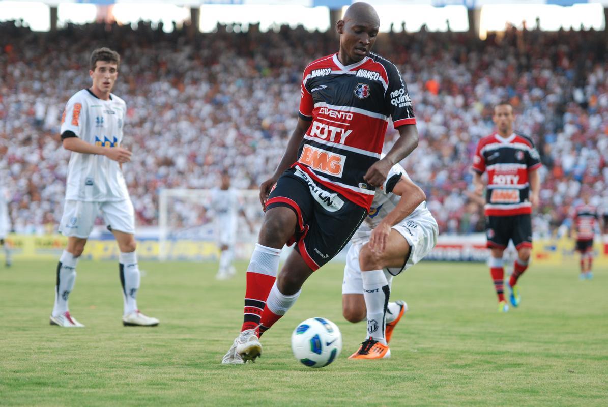 Camisa da Penalty para a temporada de 2011 que marcou a conquista do Pernambucano e o acesso  Srie C do Brasileiro