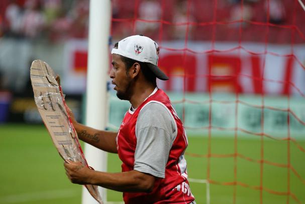 Torcedores do Nutico entraram no campo da Arena Pernambuco antes do fim da semifinal com o Santa