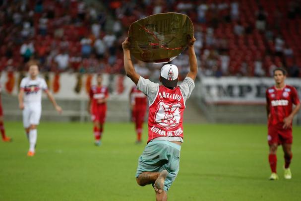 Torcedores do Nutico entraram no campo da Arena Pernambuco antes do fim da semifinal com o Santa