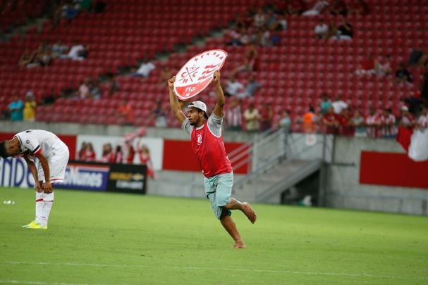 Torcedores do Nutico entraram no campo da Arena Pernambuco antes do fim da semifinal com o Santa