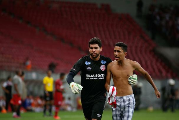 Torcedores do Nutico entraram no campo da Arena Pernambuco antes do fim da semifinal com o Santa