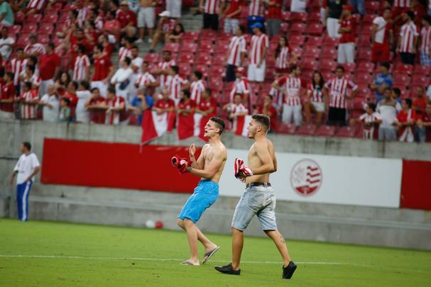 Torcedores do Nutico entraram no campo da Arena Pernambuco antes do fim da semifinal com o Santa