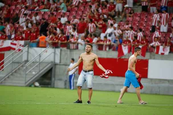 Torcedores do Nutico entraram no campo da Arena Pernambuco antes do fim da semifinal com o Santa
