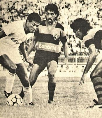 A parceria entre o Sport e a Le Coq Sportif durou at 1987. Na foto, lance do jogo com o Nutico vencido pelo Rubro-negro por 2 a 0 no Campeonato Brasileiro de 1986