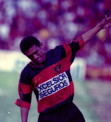 dolo Leonardo veste a camisa da Rhummel em 1998, ltimo ano de parceria com o Sport