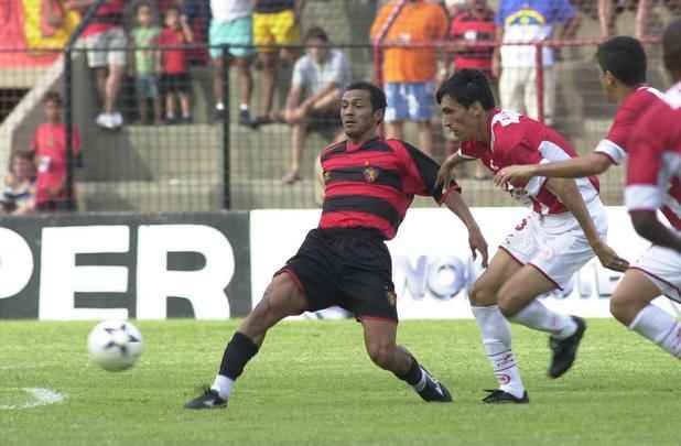 Camisa lanada pela Topper para o Sport em 2004