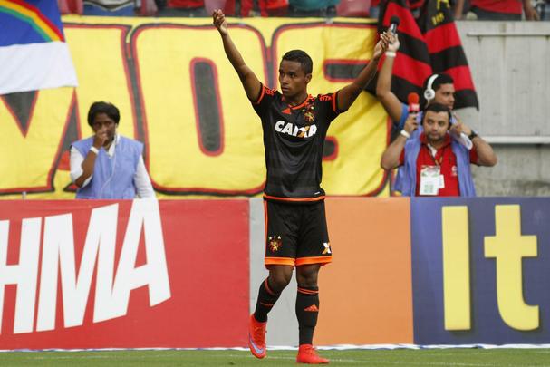 lber comemora gol na vitria em cima do So Paulo no Brasileiro de 2015 com o uniforme preto criado pela Adidas