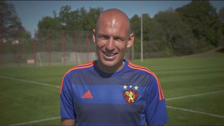 Ainda em 2015, a Adidas vestiu o Sport novamente em cor indita. A camisa azul veio para homeagear a relao do Recife com a Holanda e foi apresentada pelo craque Robben
