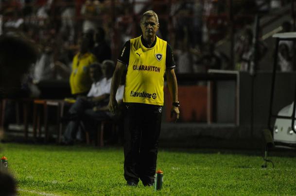 Em 2012 e 2013, Oswaldo teve uma passagem de 133 jogos pelo Botafogo. Ao todo, foram 64 vitrias, 38 empates e 31 derrotas. Neste perodo, conquistou seu mais recente ttulo como tcnico: um Campeonato Carioca, em 2013. No mesmo ano, alcanou a vaga para a Libertadores pelo Alvinegro. No entanto, aps duas temporadas no clube, no resistiu ao desgaste com diretoria e torcida e deixou o Botafogo.