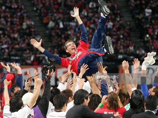 Antes de treinar o Botafogo, Oswaldo teve uma passagem de cinco temporadas no Japão, onde treinou o Kashima Antlers. No Oriente, foi tricampeão nacional nos três primeiros anos, sendo eleito, em cada um deles, o melhor técnico do país. Também conquistou duas Supercopas do Japão, em 2009 e 2010, uma Copa da Liga Japonesa, em 2011, e uma Copa do Imperador, em 2010.