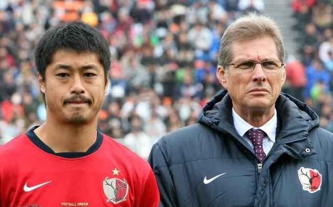 Antes de treinar o Botafogo, Oswaldo teve uma passagem de cinco temporadas no Japão, onde treinou o Kashima Antlers. No Oriente, foi tricampeão nacional nos três primeiros anos, sendo eleito, em cada um deles, o melhor técnico do país. Também conquistou duas Supercopas do Japão, em 2009 e 2010, uma Copa da Liga Japonesa, em 2011, e uma Copa do Imperador, em 2010.