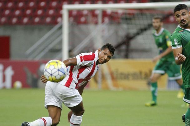 Gilmar 2 x 0 Santa - Dal Pozzo começou a temporada bem, vencendo o Santa Cruz por 2 a 0, na Arena Pernambuco. Um Tricolor, diga-se, embalado pelo acesso à Série A e que havia mantido mais de 90% do time titular da temporada anterior.
