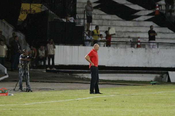 A desconfiana - Apesar de algumas apresentaes irregulares, o Nutico seguia firme na liderana do Pernambucano. Mas sofreu um duro baque com a eliminao na Copa do Brasil para o Vitria da Conquista, em casa - precisava ganhar e empatou, na Arena Pernambuco, por 1 a 1. O trabalho de Gilmar, a partir deste momento, comeou a sofrer algumas crticas.
