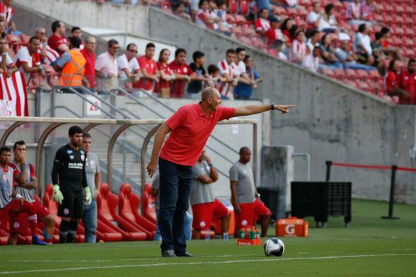 Gilmar 2 x 1 Santa - O Náutico fechou o hexagonal na liderança. Veio o primeiro jogo da semifinal e a vitória tricolor por 3 a 1 acabou com uma enxurrada de críticas ao treinador por conta da escalação - manteve o time que havia vencido o Salgueiro na partida anterior, com Joazi na lateral direita, Gil Mineiro no meio de campo, e Thiago Santana no ataque.