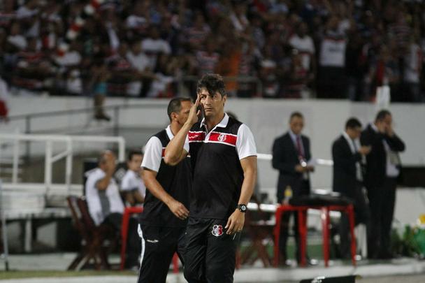 Em noite do maior público registrado na temporada no Arruda, o Tricolor bateu o Campinense por 2 a 1 e pode empatar no próximo domingo, em Campina Grande, para se sagrar campeão inédito do torneio regional