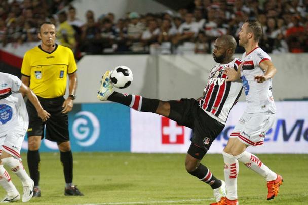 Em noite do maior público registrado na temporada no Arruda, o Tricolor bateu o Campinense por 2 a 1 e pode empatar no próximo domingo, em Campina Grande, para se sagrar campeão inédito do torneio regional