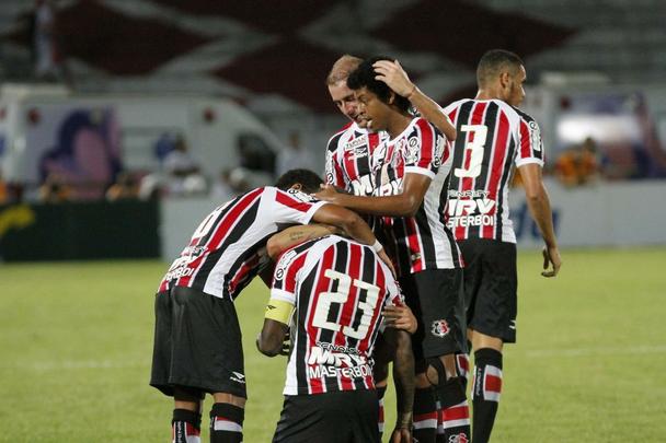 Em noite do maior público registrado na temporada no Arruda, o Tricolor bateu o Campinense por 2 a 1 e pode empatar no próximo domingo, em Campina Grande, para se sagrar campeão inédito do torneio regional