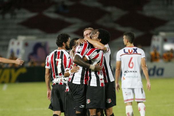 Em noite do maior público registrado na temporada no Arruda, o Tricolor bateu o Campinense por 2 a 1 e pode empatar no próximo domingo, em Campina Grande, para se sagrar campeão inédito do torneio regional