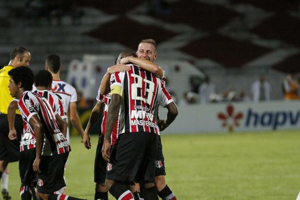 Em noite do maior público registrado na temporada no Arruda, o Tricolor bateu o Campinense por 2 a 1 e pode empatar no próximo domingo, em Campina Grande, para se sagrar campeão inédito do torneio regional