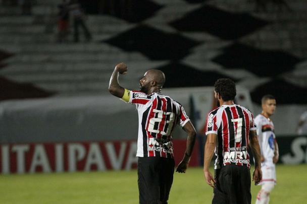 Em noite do maior público registrado na temporada no Arruda, o Tricolor bateu o Campinense por 2 a 1 e pode empatar no próximo domingo, em Campina Grande, para se sagrar campeão inédito do torneio regional