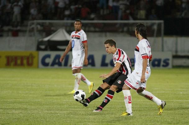 Em noite do maior público registrado na temporada no Arruda, o Tricolor bateu o Campinense por 2 a 1 e pode empatar no próximo domingo, em Campina Grande, para se sagrar campeão inédito do torneio regional