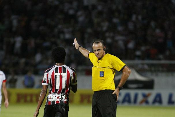 Em noite do maior público registrado na temporada no Arruda, o Tricolor bateu o Campinense por 2 a 1 e pode empatar no próximo domingo, em Campina Grande, para se sagrar campeão inédito do torneio regional