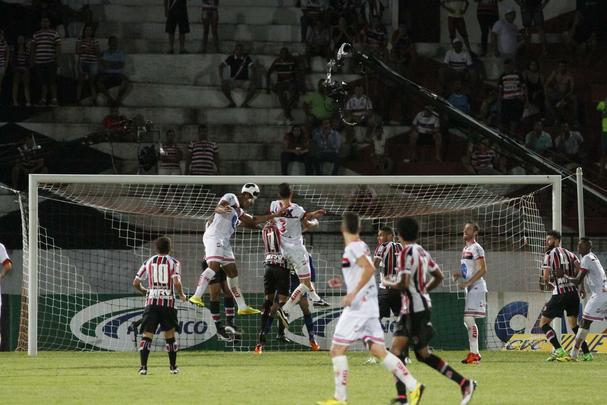 Em noite do maior público registrado na temporada no Arruda, o Tricolor bateu o Campinense por 2 a 1 e pode empatar no próximo domingo, em Campina Grande, para se sagrar campeão inédito do torneio regional