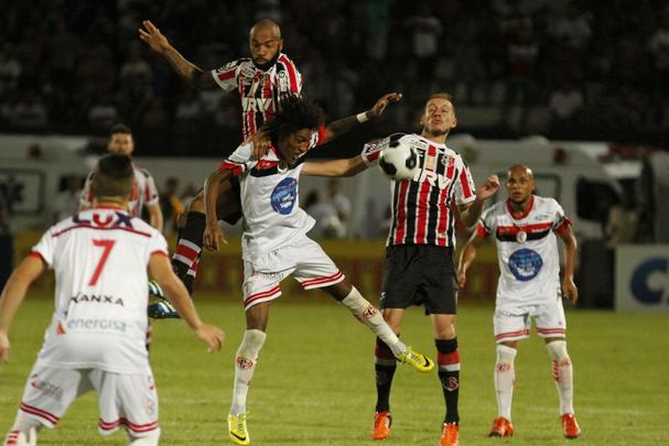 Em noite do maior público registrado na temporada no Arruda, o Tricolor bateu o Campinense por 2 a 1 e pode empatar no próximo domingo, em Campina Grande, para se sagrar campeão inédito do torneio regional