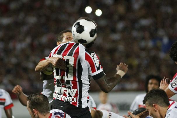 Em noite do maior público registrado na temporada no Arruda, o Tricolor bateu o Campinense por 2 a 1 e pode empatar no próximo domingo, em Campina Grande, para se sagrar campeão inédito do torneio regional