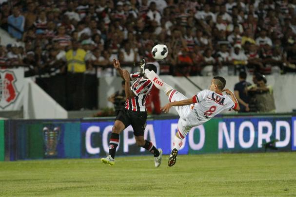 Em noite do maior público registrado na temporada no Arruda, o Tricolor bateu o Campinense por 2 a 1 e pode empatar no próximo domingo, em Campina Grande, para se sagrar campeão inédito do torneio regional