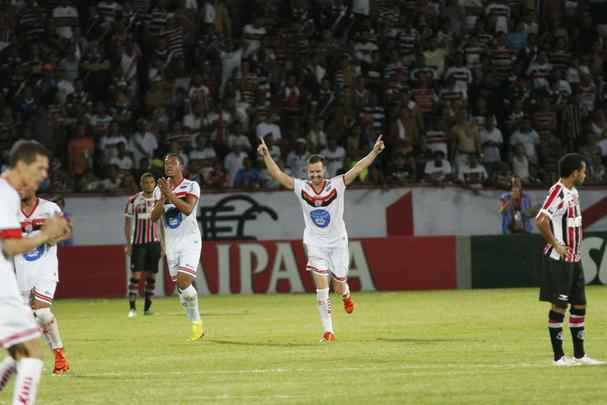Em noite do maior público registrado na temporada no Arruda, o Tricolor bateu o Campinense por 2 a 1 e pode empatar no próximo domingo, em Campina Grande, para se sagrar campeão inédito do torneio regional