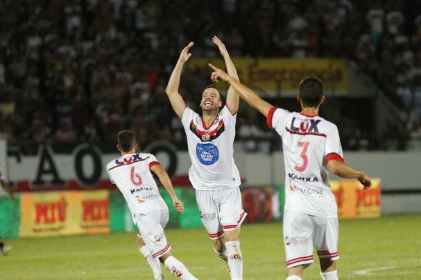 Em noite do maior público registrado na temporada no Arruda, o Tricolor bateu o Campinense por 2 a 1 e pode empatar no próximo domingo, em Campina Grande, para se sagrar campeão inédito do torneio regional